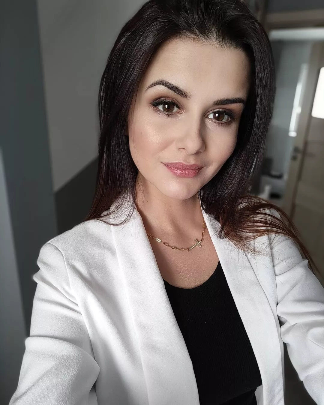 Skąpo ubrana prześliczna gwiazda disco polo w łóżkowej scenerii! Te zdjęcia robią wrażenie!